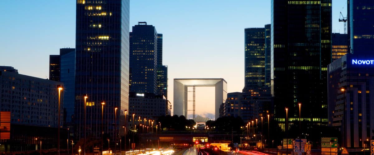 Francia que incluye vistas a la ciudad, escenas nocturnas y un rascacielos