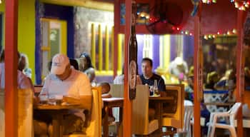 Smith Point mostrando comer al aire libre, un bar de playa y escenas nocturnas