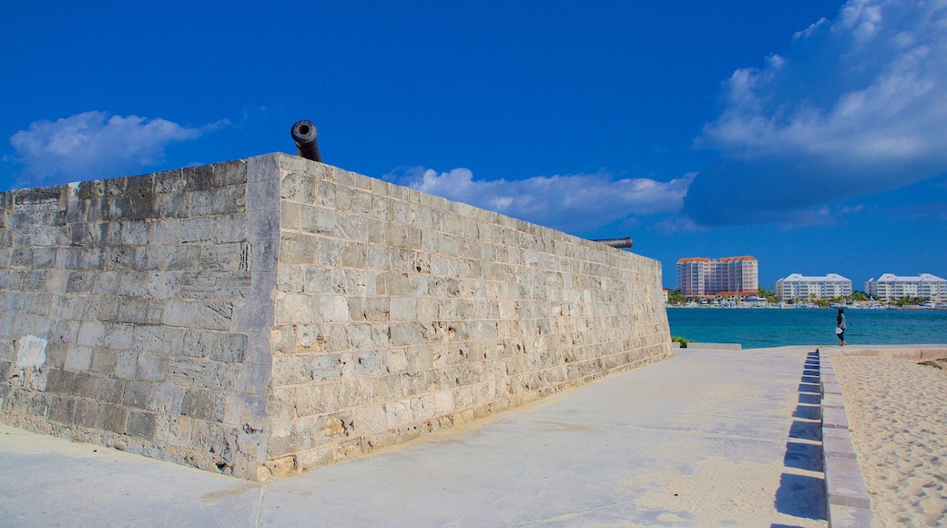 Fuerte Montagu que incluye elementos del patrimonio, vistas generales de la costa y una playa