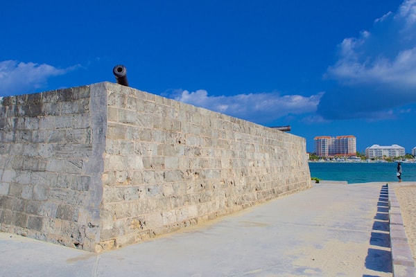 Fort Montagu mit einem allgemeine Küstenansicht, Sandstrand und Geschichtliches