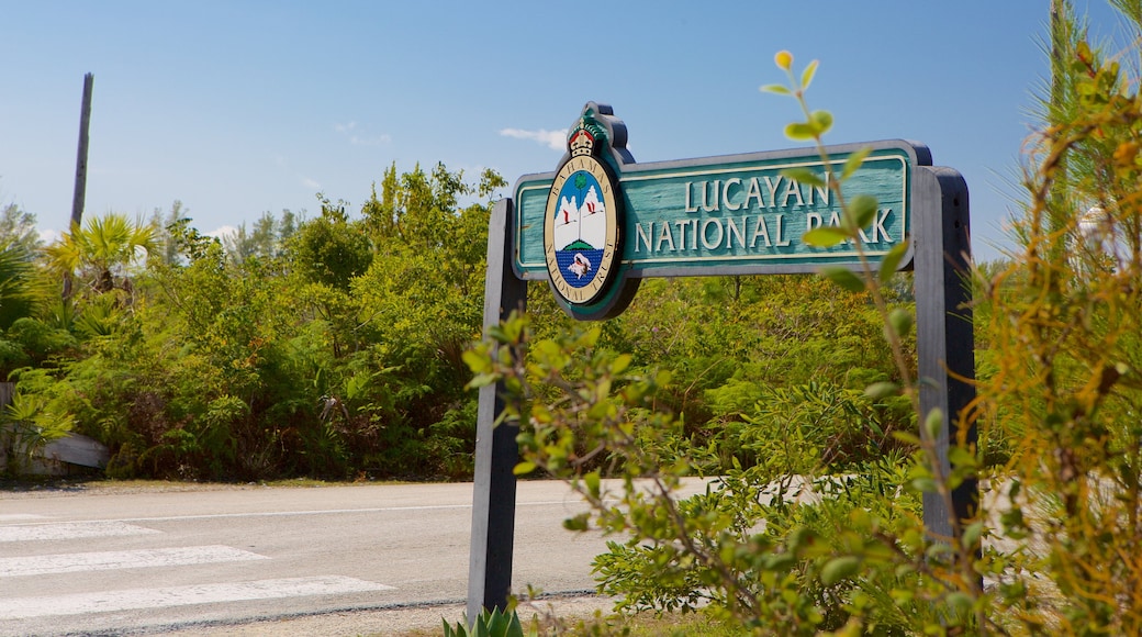 Parque Nacional Lucayan ofreciendo señalización