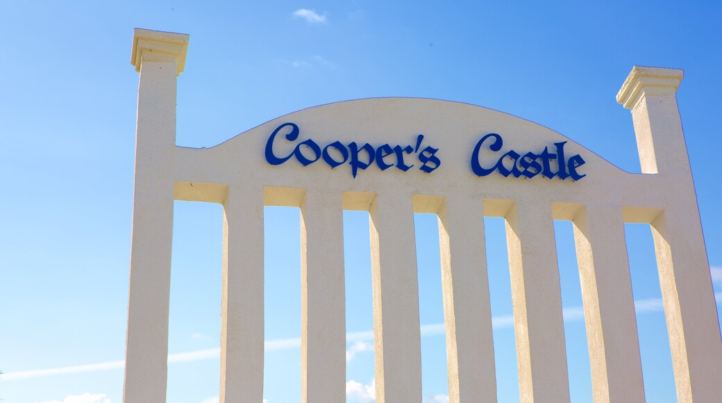 Cooper\'s Castle mostrando sinalização