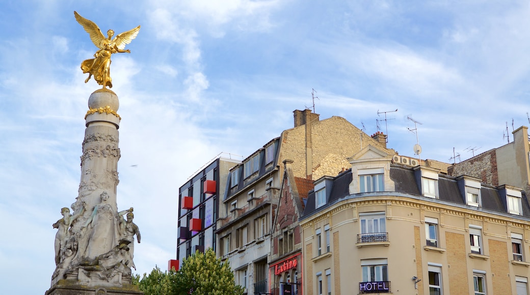 Francia mostrando una estatua o escultura