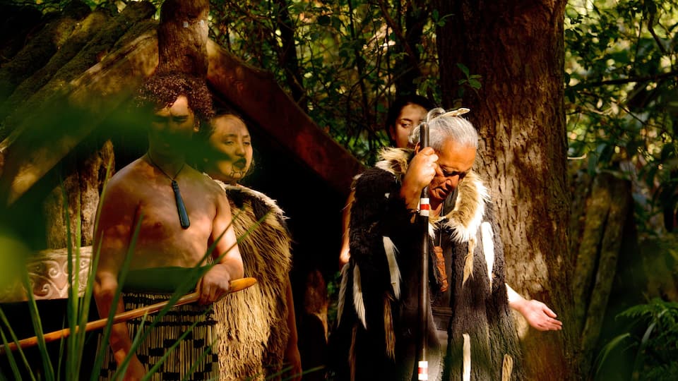 Willowbank Wildlife Reserve mostrando cultura nativa assim como um pequeno grupo de pessoas