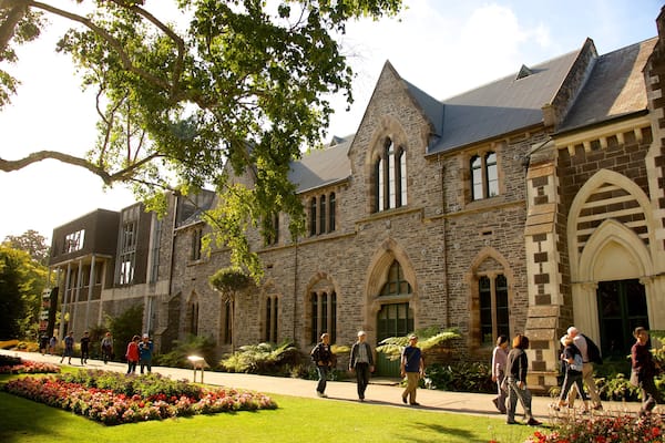 Jardins botaniques de Christchurch montrant patrimoine historique aussi bien que important groupe de personnes