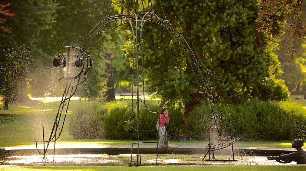 Christchurch Botanic Gardens som visar en park och en fontän såväl som ett barn