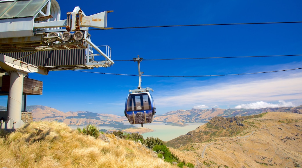 Telecabine de Christchurch mostrando montanhas e uma gĂŽndola