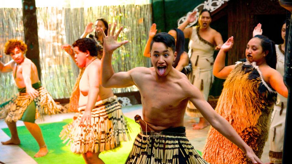 Willowbank Wildlife Reserve que inclui arte performática assim como um grande grupo de pessoas