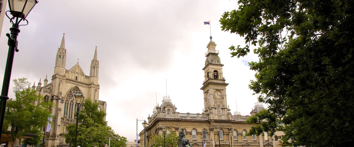 The Octagon featuring a church or cathedral and heritage elements as well as a large group of people