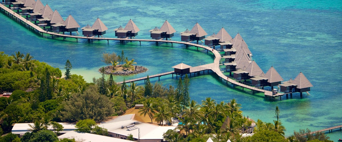 Nova Caledônia que inclui um hotel de luxo ou resort e paisagens litorâneas