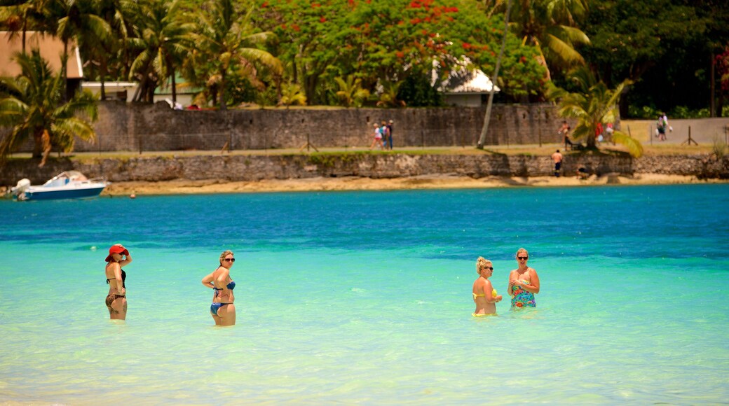 Kuto Beach mit einem Schwimmen und allgemeine Küstenansicht sowie kleine Menschengruppe