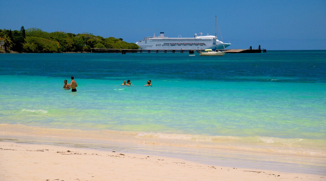 Kuto Beach which includes a sandy beach