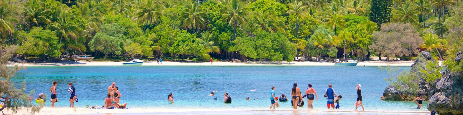 Kanumera Beach showing swimming and general coastal views as well as a large group of people