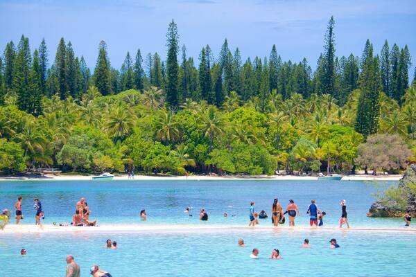 Kanumera Beach showing swimming and general coastal views as well as a large group of people
