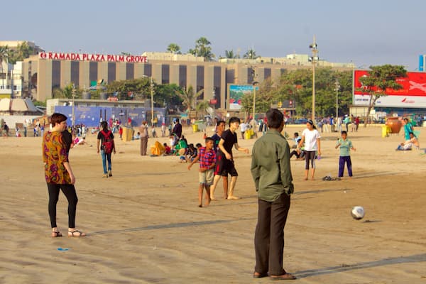 Juhu Beach featuring general coastal views as well as a large group of people