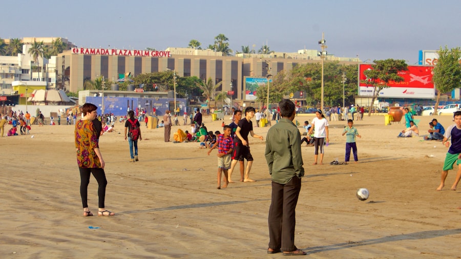 Praia de Juhu que inclui paisagens litorâneas assim como um grande grupo de pessoas