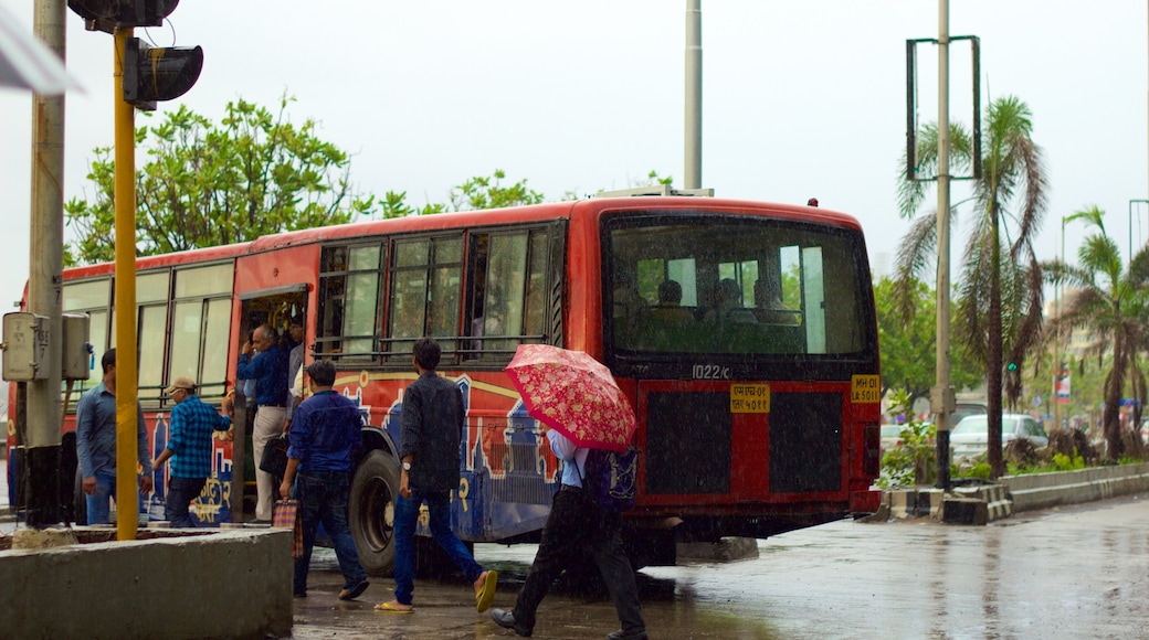 Marine Drive featuring vehicle touring as well as a large group of people