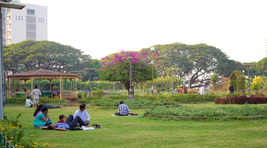 Parque Kamala Nehru mostrando um parque assim como uma famĂlia