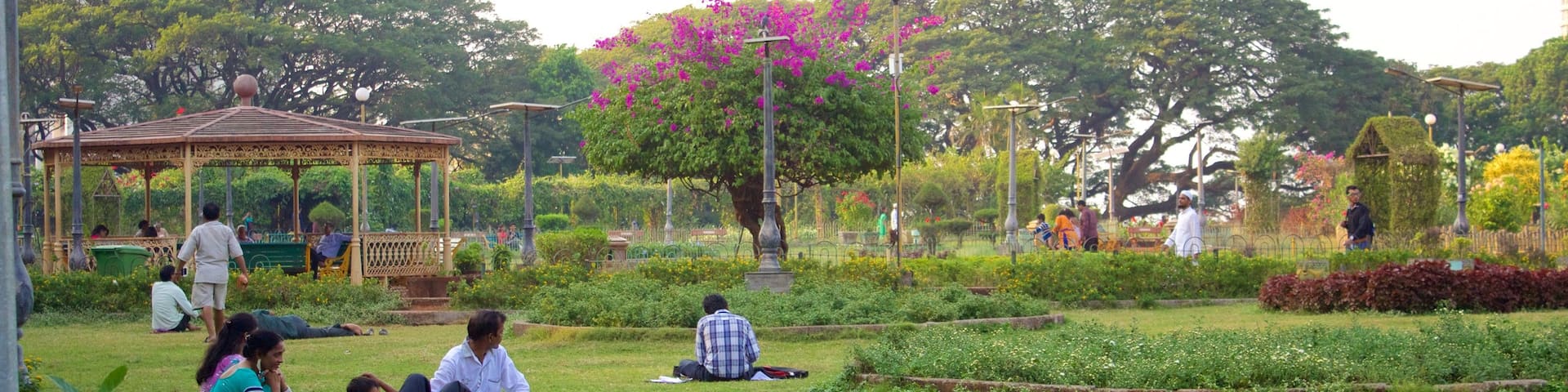 Kamala Nehru Park showing a garden as well as a family