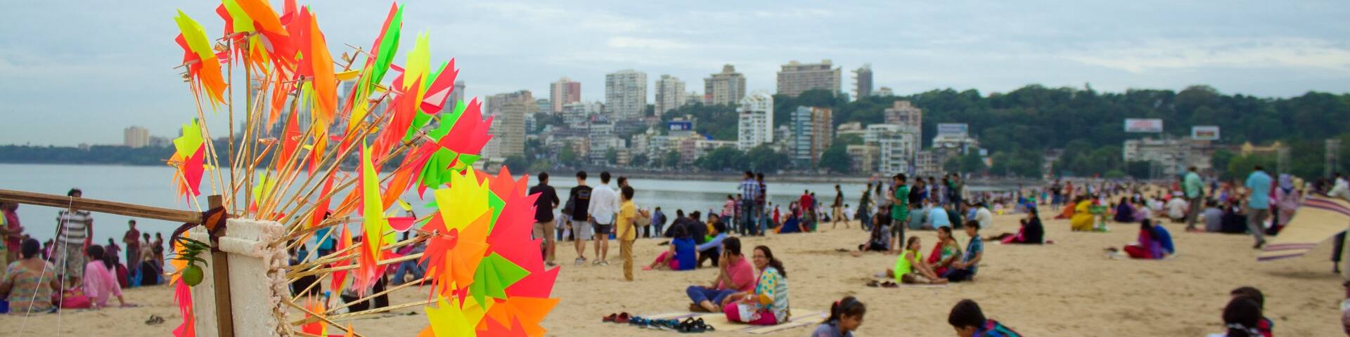 Girgaun Chowpatty showing a beach as well as a large group of people