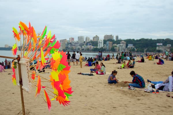 Girgaun Chowpatty mettant en vedette plage aussi bien que important groupe de personnes