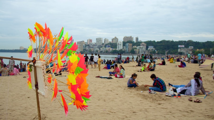 Girgaun Chowpatty mettant en vedette plage aussi bien que important groupe de personnes