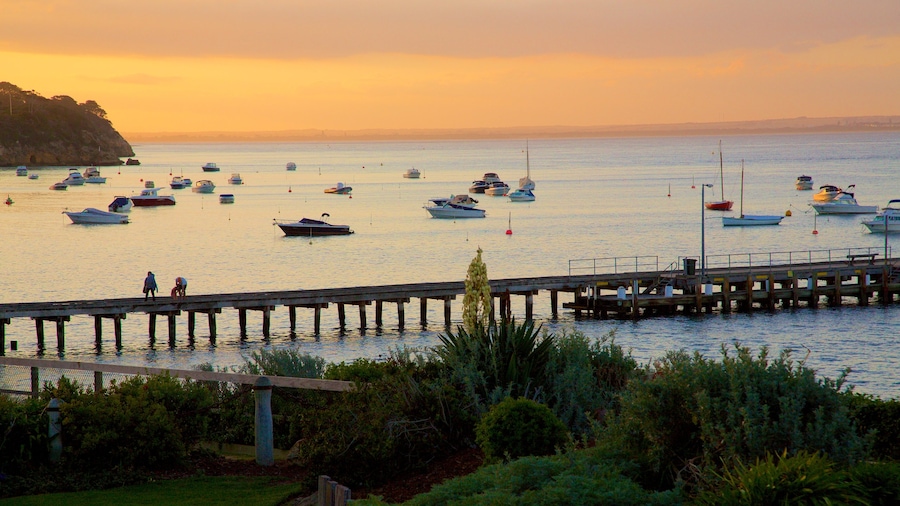 Portsea que incluye velero, un atardecer y vista general a la costa
