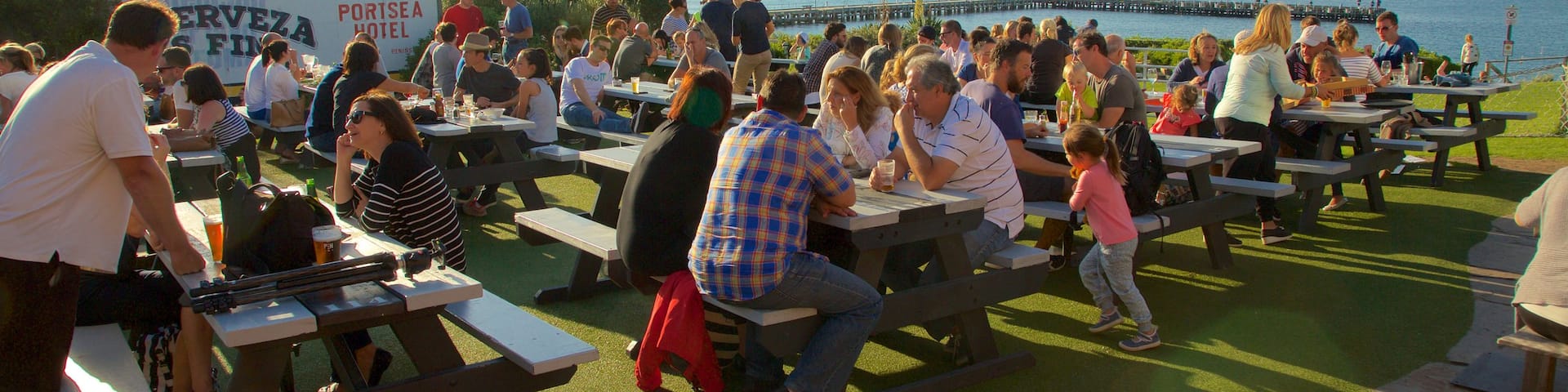 Portsea mit einem Essen im Freien sowie groĂe Menschengruppe