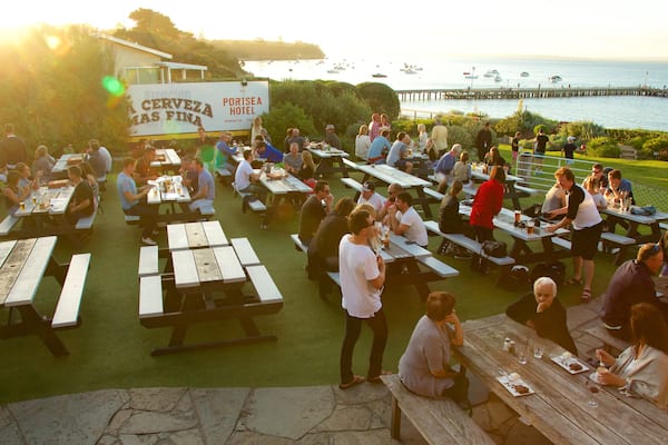 Portsea mettant en vedette sortie au restaurant et coucher de soleil aussi bien que important groupe de personnes
