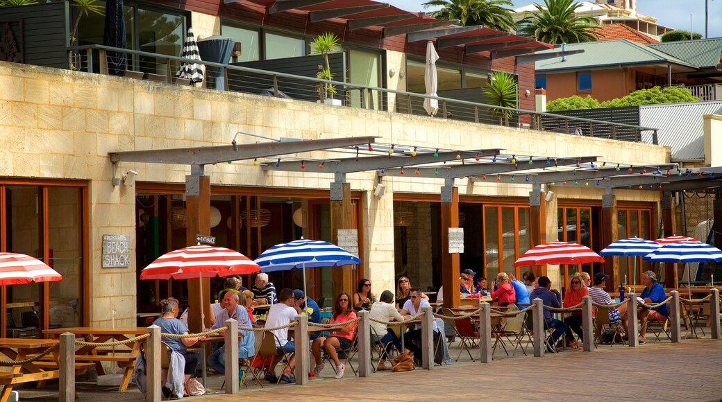 Sorrento qui includes scènes de café et sortie au restaurant aussi bien que important groupe de personnes