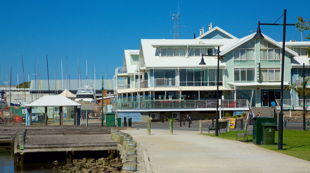 Williamstown which includes street scenes