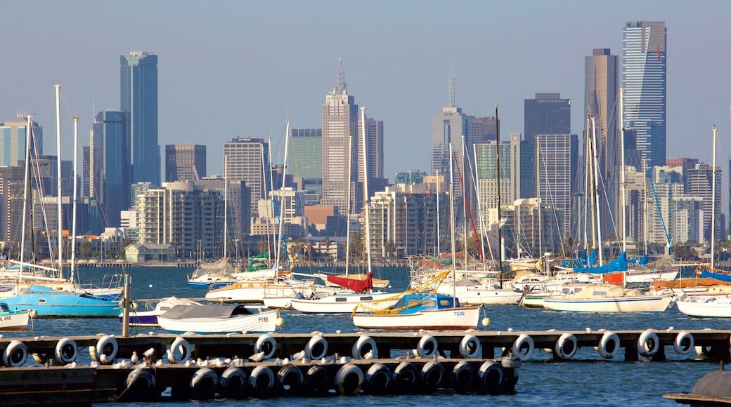 Williamstown mostrando skyline, barca a vela e giro in barca