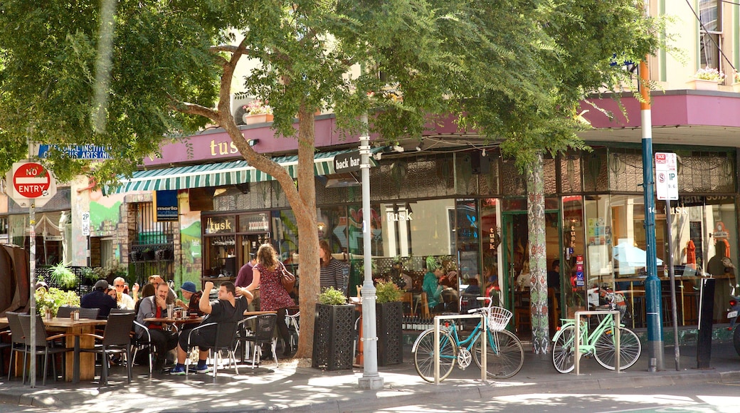 Prahran mostrando comidas al aire libre y escenas cotidianas y también un grupo pequeño de personas