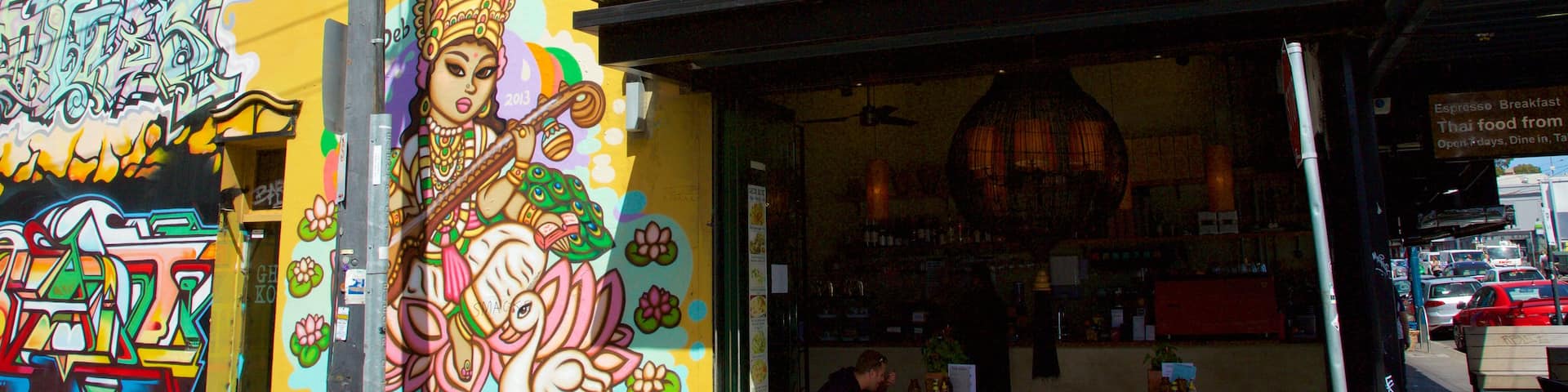 Windsor welches beinhaltet Café-Szenerien und Outdoor-Kunst
