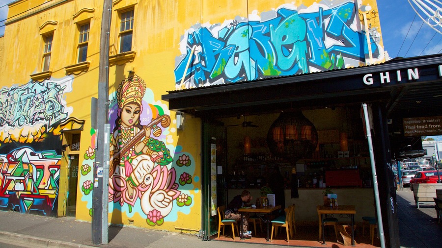 Windsor showing outdoor art and café lifestyle