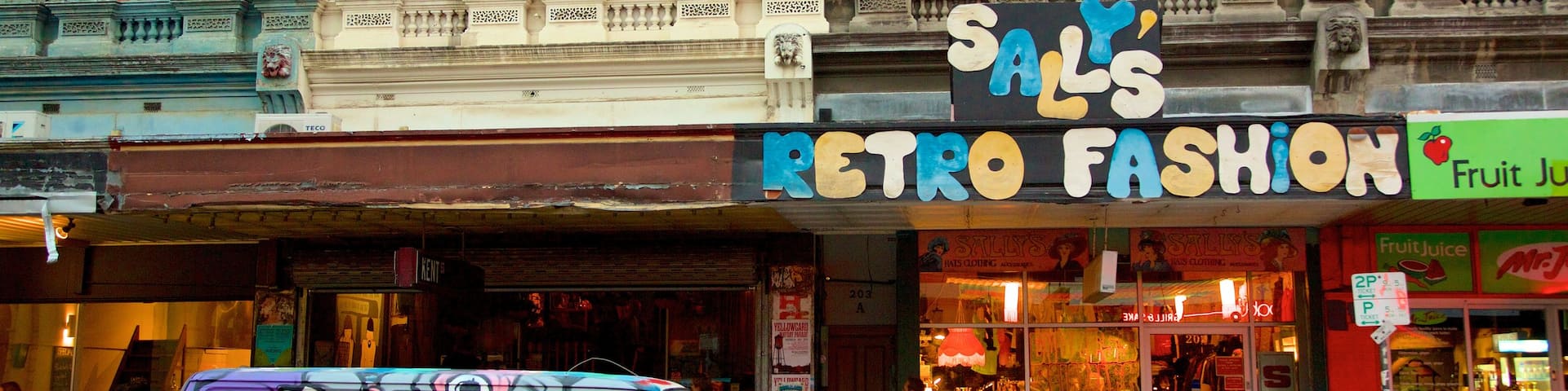 Collingwood which includes outdoor art and shopping