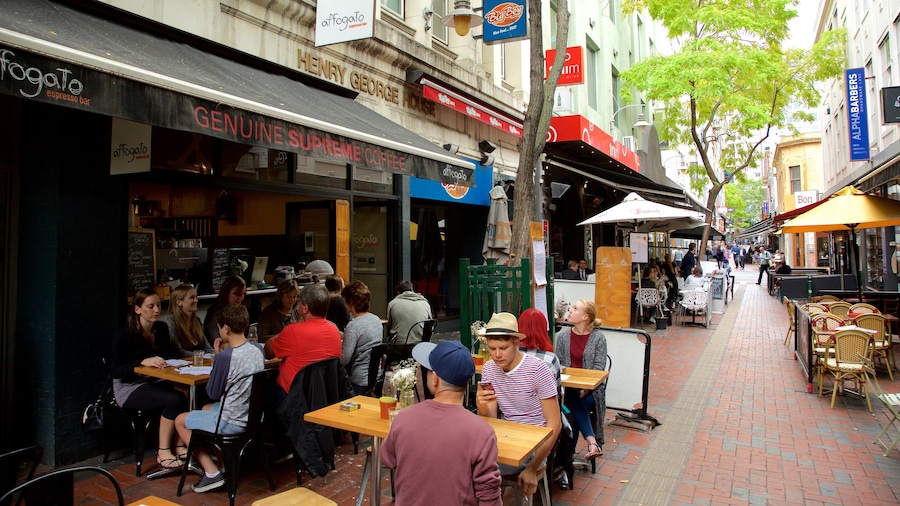 Hardware Lane que incluye comidas al aire libre y café y también un grupo grande de personas
