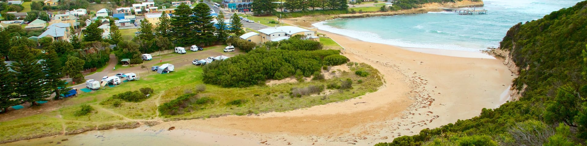 Port Campbell mit einem Küstenort und Landschaften
