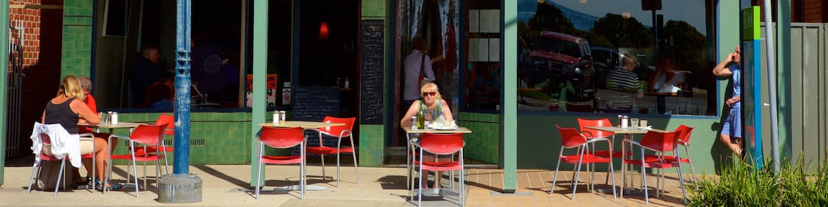 Apollo Bay mit einem Essen im Freien und Café-Lifestyle sowie kleine Menschengruppe