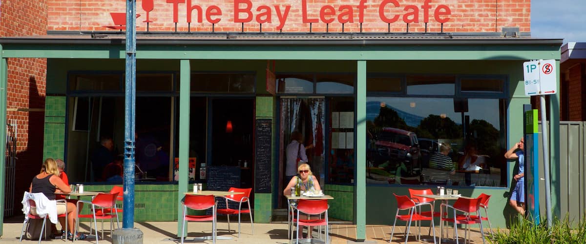 Apollo Bay mit einem Essen im Freien und Café-Lifestyle sowie kleine Menschengruppe