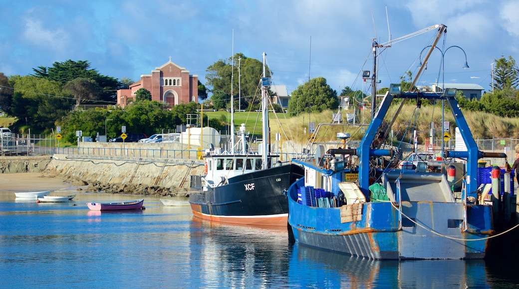 Apollo Bay Harbour og byder på en marina og bådsejlads