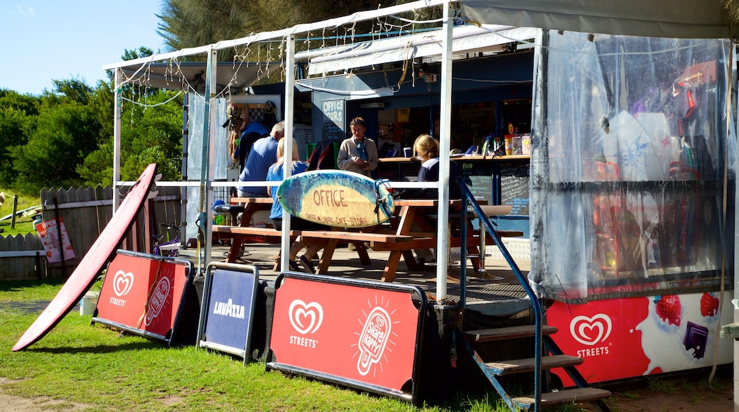 Skenes Creek showing café scenes and outdoor eating as well as a small group of people