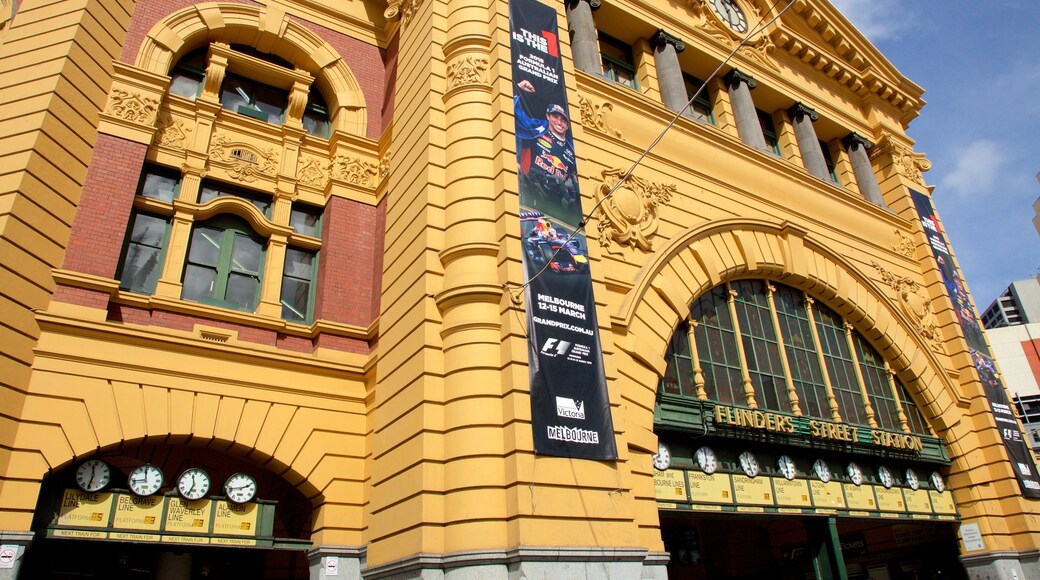 Melbourne CBD featuring heritage elements