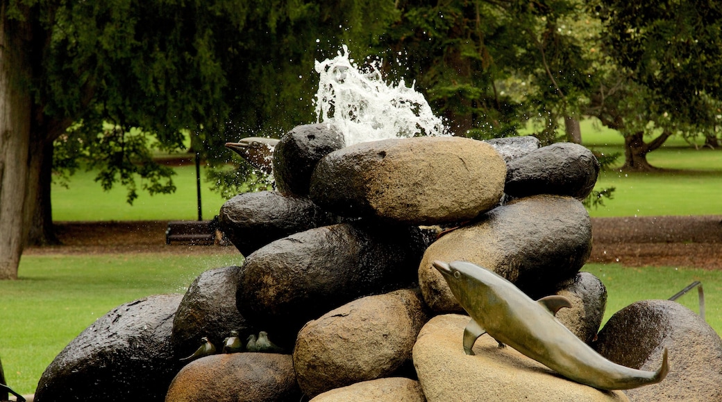 Fitzroy Gardens featuring a fountain and a park