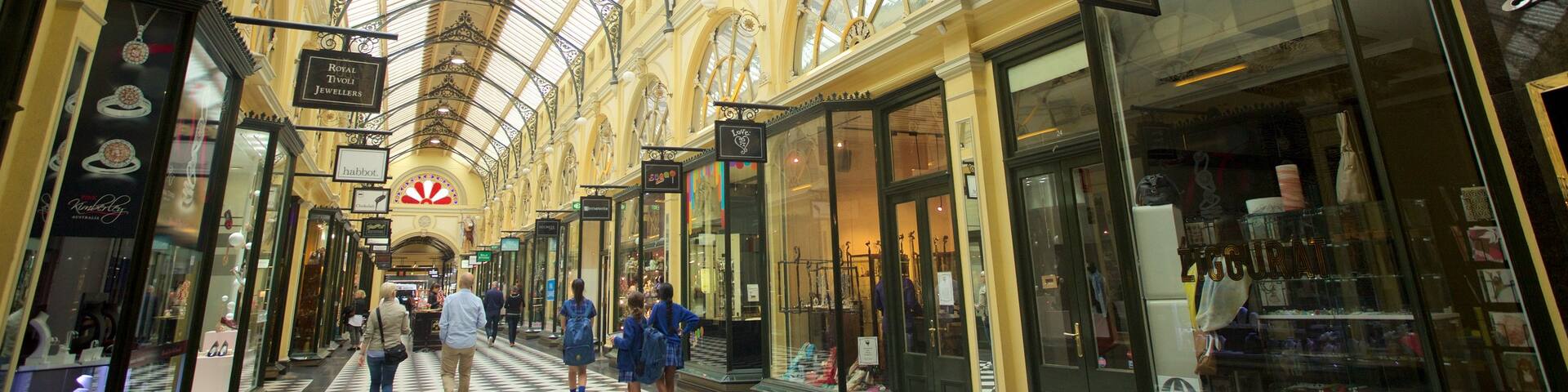 Royal Arcade mit einem Innenansichten und Einkaufen