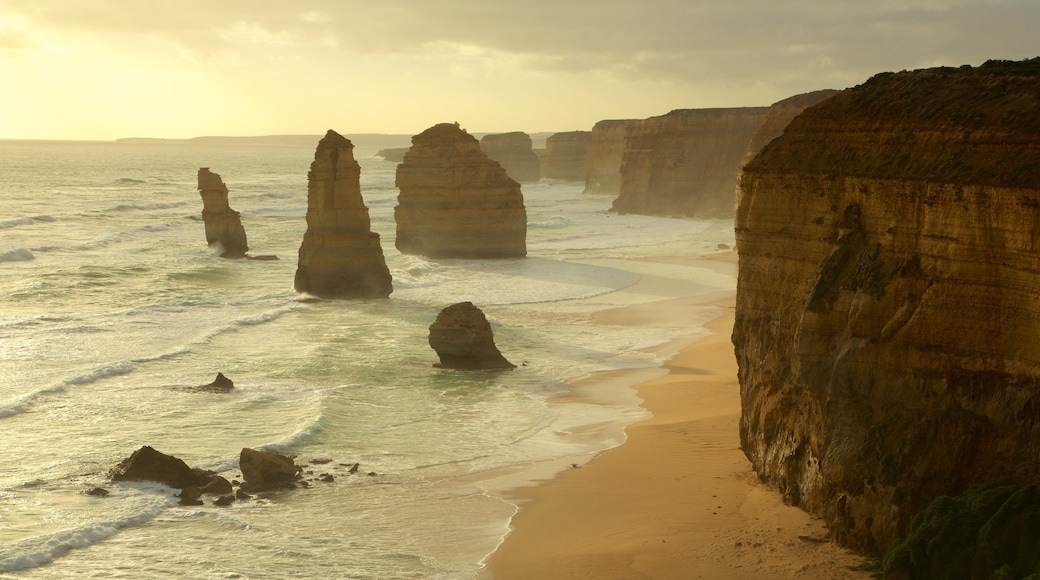 Twelve Apostles welches beinhaltet Sonnenuntergang, Schlucht oder Canyon und Felsküste