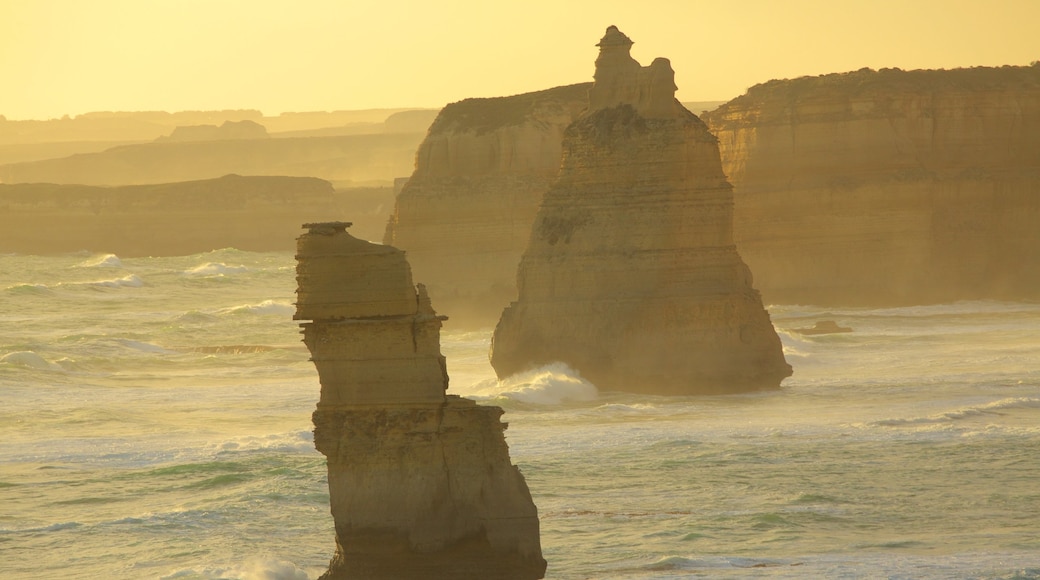 Twelve Apostles bevat een zonsondergang en algemene kustgezichten