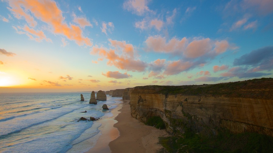 Twelve Apostles mostrando un atardecer, costa escarpada y vista panorámica