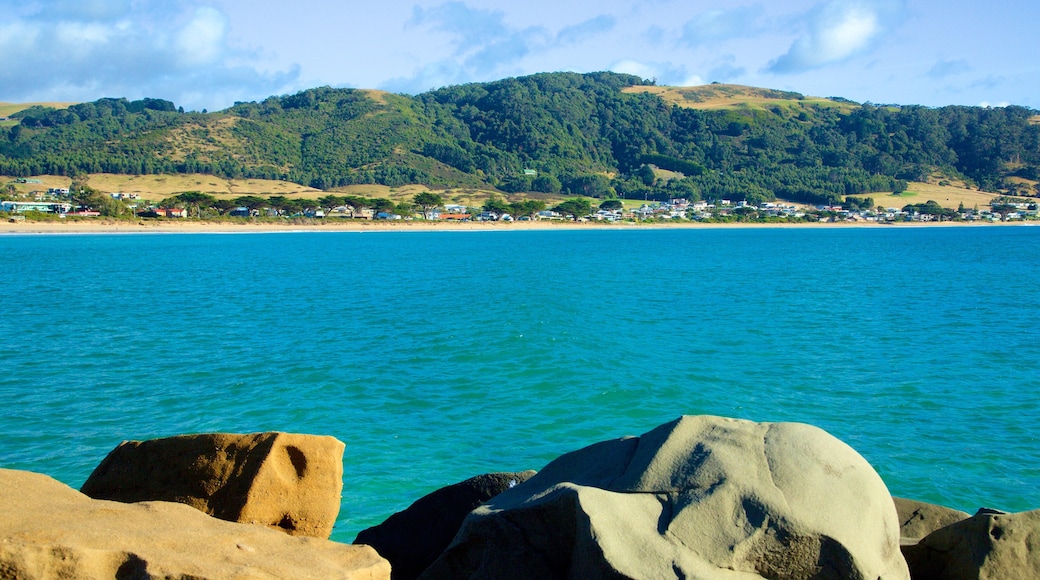 Hafen von Apollo Bay das einen Berge und allgemeine Küstenansicht