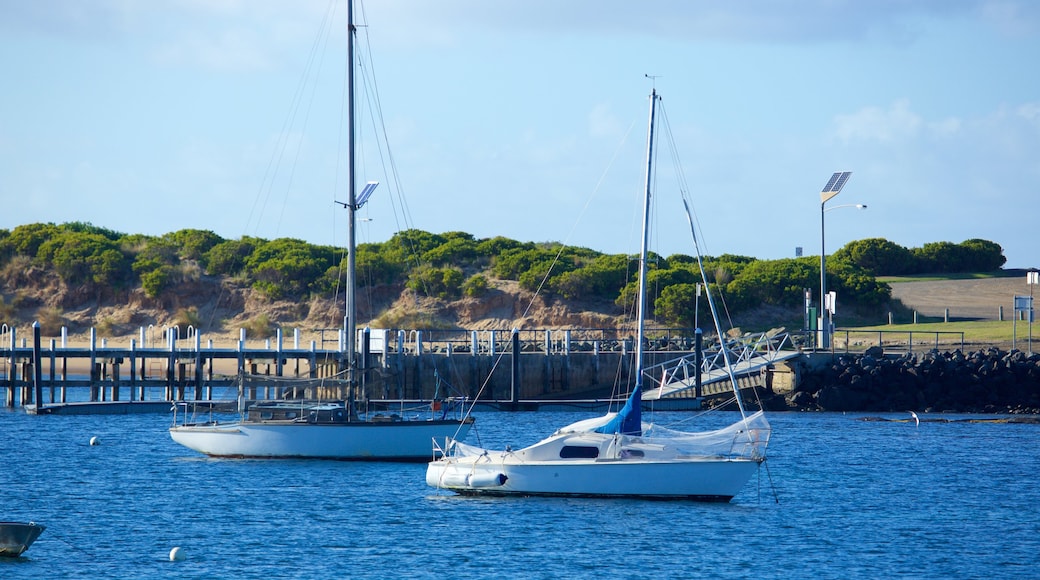 Porto di Apollo Bay che include barca a vela e vista della costa